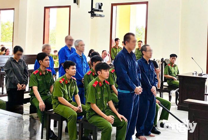 Các bị cáo tại phiên tòa xét xử.