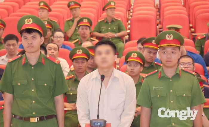 Bị cáo Trần Đức Thắng cũng khai nhận có giúp Oanh giao hàng nhưng cho rằng bản thân không biết bên trong là ma túy.