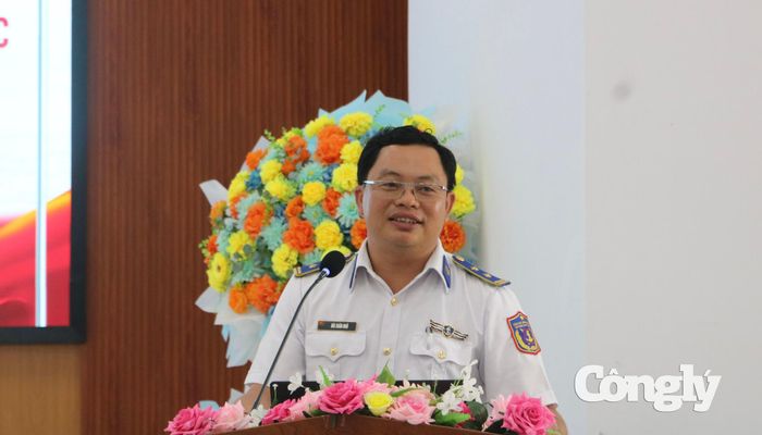 Báo cáo viên thông tin đến người dân đặc khu Kiên Hải những nội dung về Luật cảnh sát biển và quy định về chống khai thác IUU