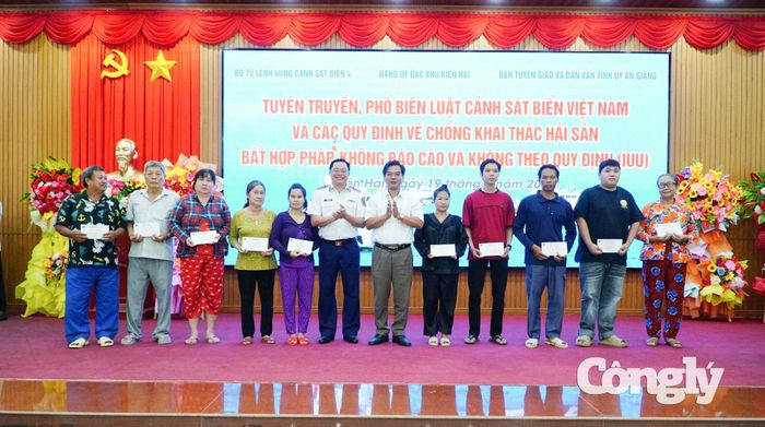 Bộ Tư lệnh Vùng Cảnh sát biển 4 trao tặng 10 suất quà cho ngư dân có hoàn cảnh khó khăn, gia đình chính sách trên địa bàn đặc khu Kiên Hải
