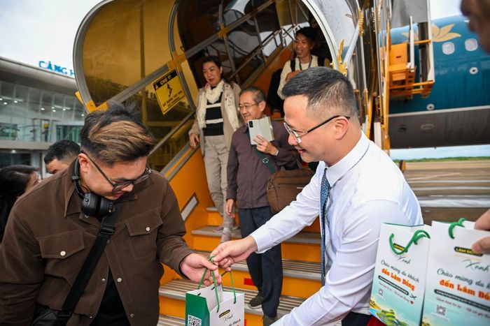 Trong ngày 19/8, Vietnam Airlines Group sẽ khai thác tổng cộng năm chuyến đến sân bay Liên Khương. Nhân dịp này, Vietnam Airlines tặng quà cho hành khách trên chuyến VN1380 tại Tân Sơn Nhất và thực hiện phát thanh chào mừng trên hành trình đến Đà Lạt.