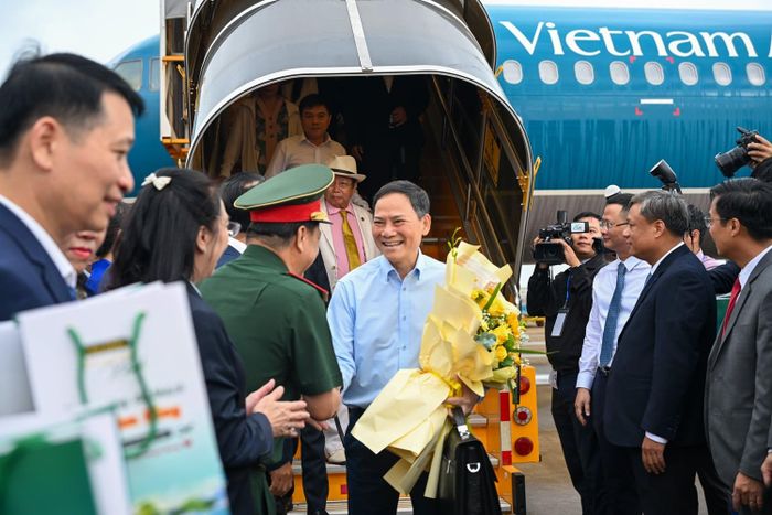 Đại diện tỉnh Lâm Đồng và Tổng công ty Cảng hàng không Việt Nam (ACV) đã ra tận cầu thang máy bay để chào đón những hành khách đầu tiên đến với sân bay Liên Khương.