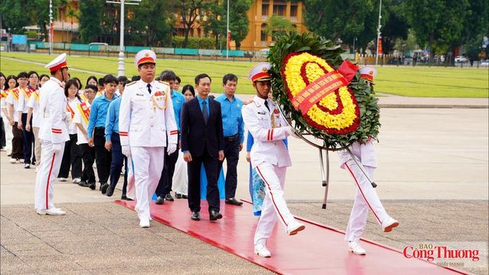 Các đồng chí lãnh đạo Công đoàn Công Thương vào Lăng viếng Chủ tịch Hồ Chí Minh.