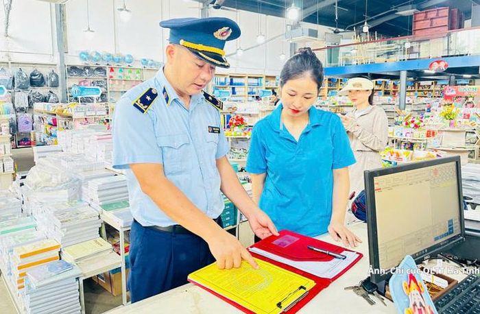 Lực lượng QLTT vận động các hộ kinh doanh ký cam kết không vận chuyển, tàng trữ, kinh doanh hàng giả, hàng không rõ nguồn gốc xuất xứ.