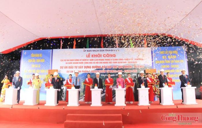 Các đại biểu nhấn nút khởi công Dự án thành phần 2, đoạn Km22+000 - Km90+000, thuộc Dự án đầu tư xây dựng đường bộ cao tốc Quy Nhơn - Pleiku.