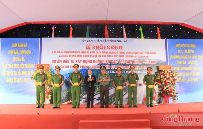 Tỉnh Gia Lai trao tặng quà cho lực lượng công an tại 6 xã có tuyến cao tốc đi qua.