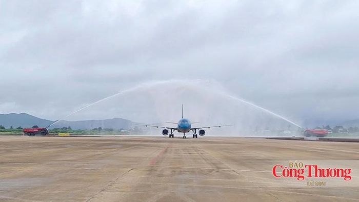 Chuyến bay được chào đón bằng nghi thức phun vòi rồng sau hơn 5 tháng tạm dừng sửa chữa.