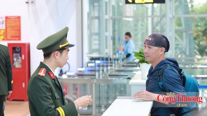 Hành khách làm thủ tục lên máy bay tại sân bay Liên Khương.