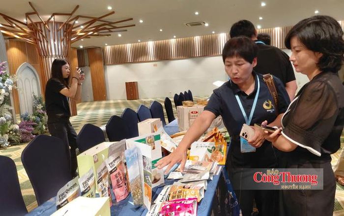 Các doanh nghiệp Hà Bắc giới thiệu nhiều sản phẩm nông nghiệp và thực phẩm chế biến.