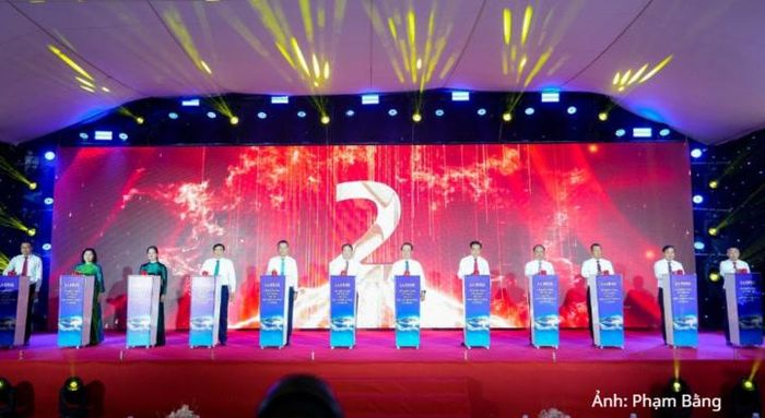 Các đại biểu thực hiện nghi thức bấm nút Lễ khởi công kỹ thuật Dự án Khu nghỉ dưỡng La Brise.