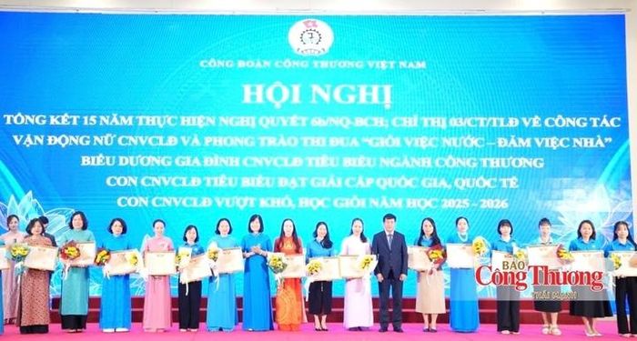 Ông Phan Văn Bản, Phó Bí thư Chuyên trách Đảng ủy Bộ Công Thương trao tặng bằng khen cho 39 cá nhân có thành tích xuất sắc trong thực hiện Nghị quyết 6b/NQ-BCH của Tổng Liên đoàn Lao động Việt Nam.