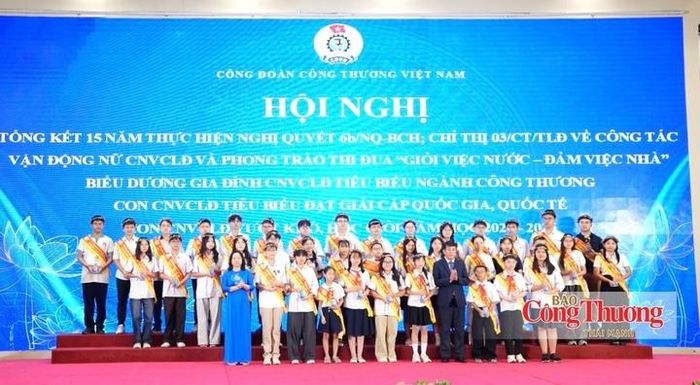 Bà Thái Thu Xương, Phó Chủ tịch Tổng Liên đoàn Lao động Việt Nam; ông Phan Văn Bản, Phó Bí thư Chuyên trách Đảng ủy Bộ Công Thương trao tặng bằng khen cho 39 học sinh đạt giải quốc gia, quốc tế.