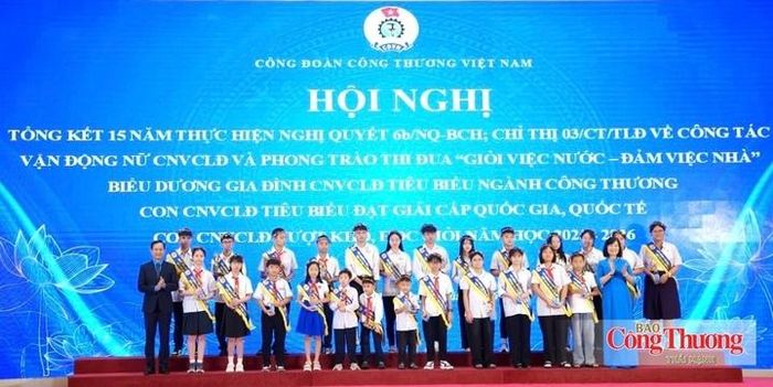 Lãnh đạo Công đoàn Công Thương Việt Nam trao tặng bằng khen cho 26 học sinh vượt khó học giỏi.
