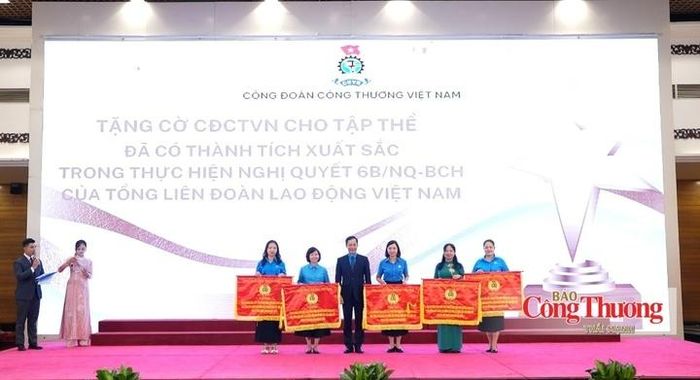Chủ tịch Công đoàn Công Thương Việt Nam Lê An Hải trao tặng cờ Công đoàn Công Thương Việt Nam cho 5 tập thể đã có thành tích xuất sắc trong thực hiện Nghị quyết 6b/NQ-BCH của Tổng Liên đoàn Lao động Việt Nam.