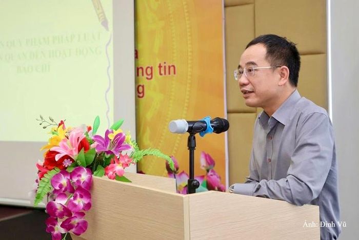 Ông Nguyễn Văn Hiếu, Phó Cục trưởng Cục Báo chí, Bộ Văn hóa, Thể thao và Du lịch phát biểu tại buổi tập huấn.