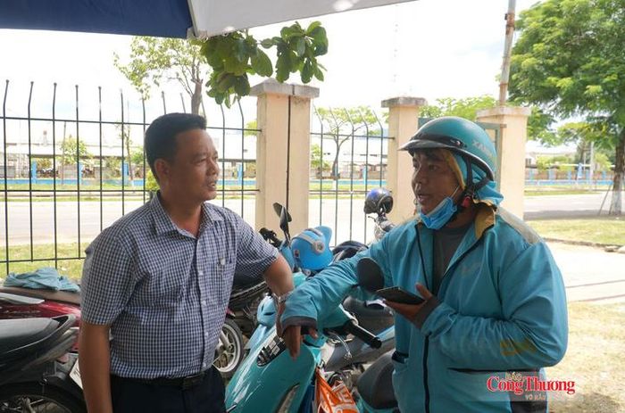 Lãnh đạo Công đoàn phường Liên Chiểu trò chuyện, nắm bắt tâm tư, nguyện vọng người lao động để hoàn thiện hơn mô hình 'Điểm dừng chân công nhân'.
