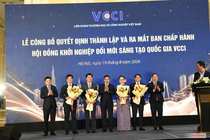 Phó Thủ tướng Chính phủ Nguyễn Văn Thắng; ông Nguyễn Phi Long, Phó Bí thư Đảng ủy Mặt trận Tổ quốc, các đoàn thể Trung ương và Chủ tịch VCCI Hồ Sỹ Hùng tặng hoa đại diện Ban Chấp hành Hội đồng Khởi nghiệp đổi mới sáng tạo quốc gia VCCI.
