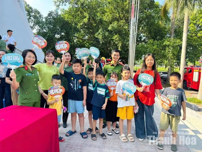 Lực lượng đoàn viên thanh niên Công an tỉnh phát quạt tay có in nội dung giáo dục pháp luật cho thanh, thiếu nhi.