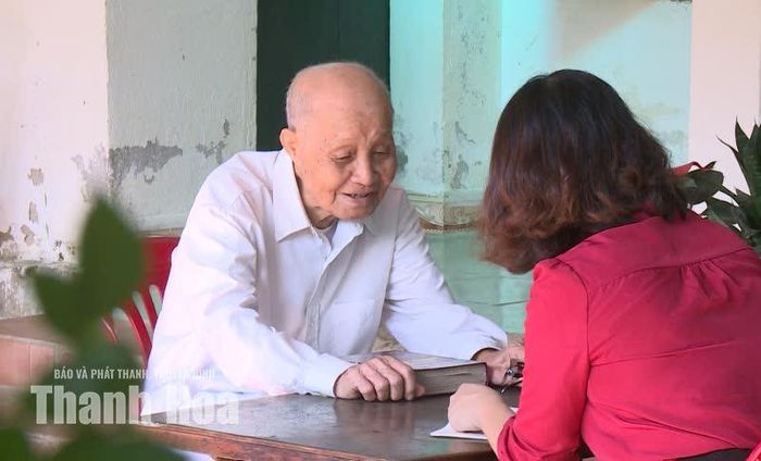 Ông Đinh Ngọc Mai (101 tuổi) - cán bộ tiền khởi nghĩa ở xã Sao Vàng chia sẻ về khí thế rực lửa cách mạng của những ngày thu tháng Tám năm 1945.