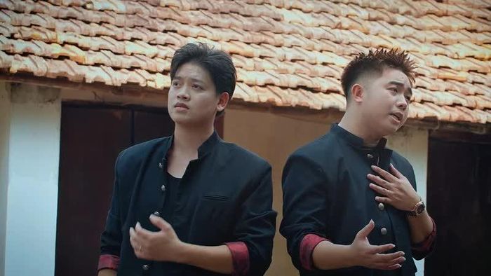 Quang Kiệt (bên trái) và Phan Sỹ Hùng (bên phải) trong MV “Con sẽ về sau hòa bình” ra mắt ngày 18/8/2026.