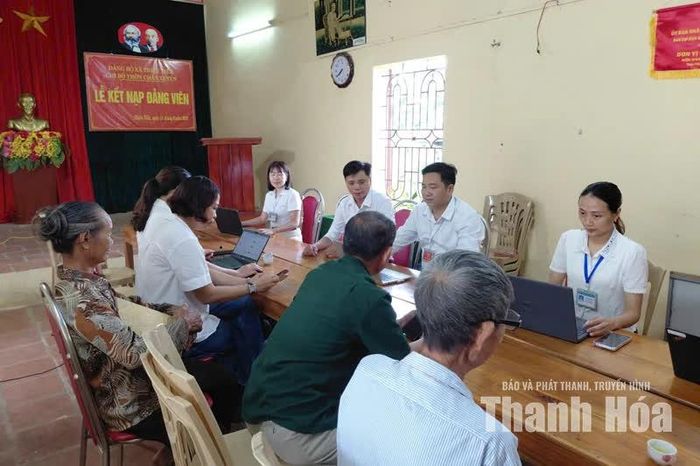 Cán bộ xã Thiệu Tiến về khu dân cư hướng dẫn, hỗ trợ người dân thực hiện thủ tục hành chính trong mô hình “Dịch vụ công lưu động”.