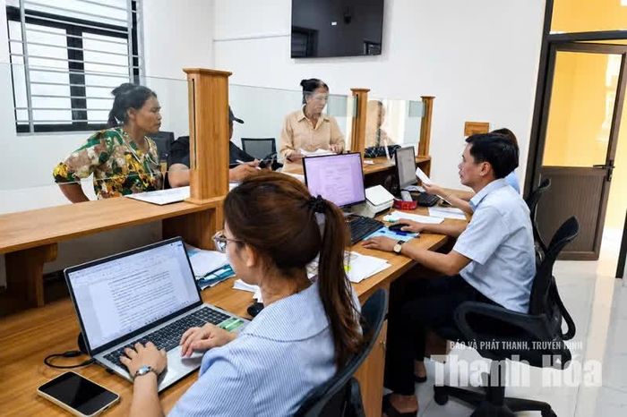 Người dân được hướng dẫn thực hiện thủ tục tại Trung tâm Phục vụ hành chính công xã Thiệu Tiến.