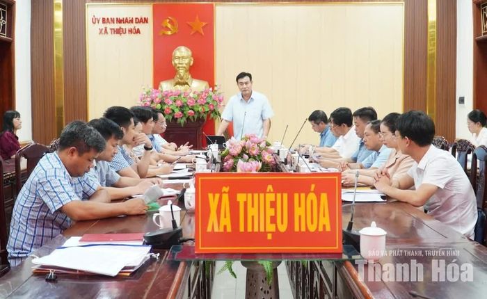 Đoàn giám sát liên ngành làm việc tại UBND xã Thiệu Hóa.