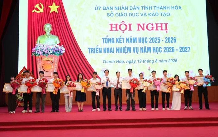 Phó Chủ tịch UBND tỉnh Đầu Thanh Tùng và Giám đốc Sở GD&ĐT Đỗ Đức Quế trao Bằng khen của Chủ tịch UBND tỉnh cho các tập thể, cá nhân.