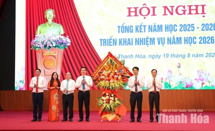 Trưởng Ban Tuyên giáo và Dân vận Tỉnh ủy Đào Xuân Yên và Phó Chủ tịch UBND tỉnh Đầu Thanh Tùng tặng hoa chúc mừng ngành giáo dục.