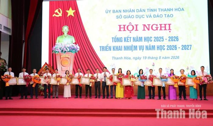 Trưởng Ban Tuyên giáo và Dân vận Tỉnh ủy Đào Xuân Yên và Phó Chủ tịch UBND tỉnh Đầu Thanh Tùng trao Bằng khen của Thủ tướng Chính phủ cho các tập thể, cá nhân.