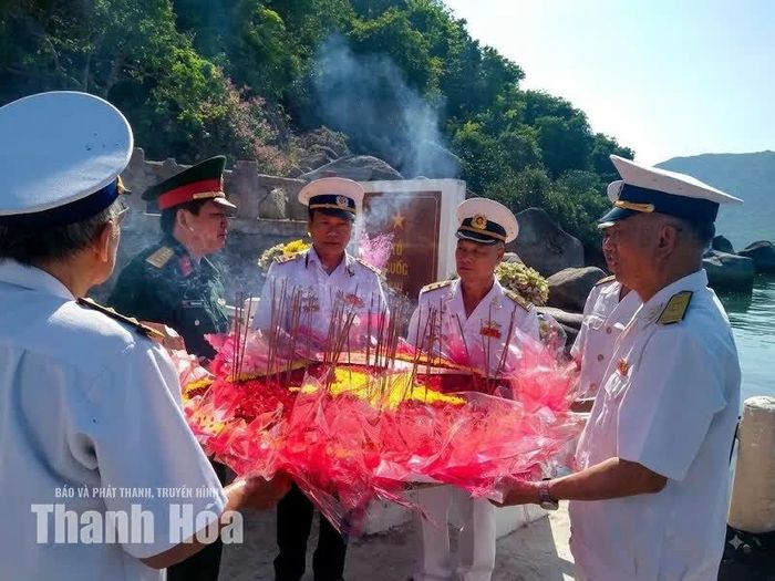 Vòng hoa mang màu cờ đỏ sao vàng tưởng nhớ đồng đội hi sinh.