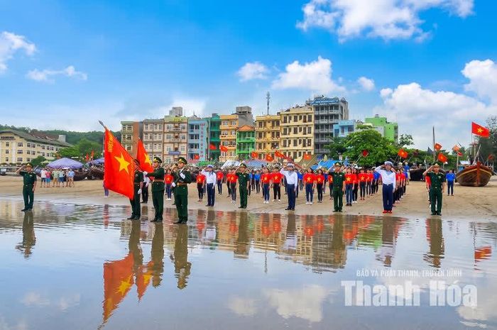 Lễ chào cờ trước biển của cán bộ chiến sĩ Đồn biên phòng 122 và đoàn viên thanh niên phường Sầm Sơn.