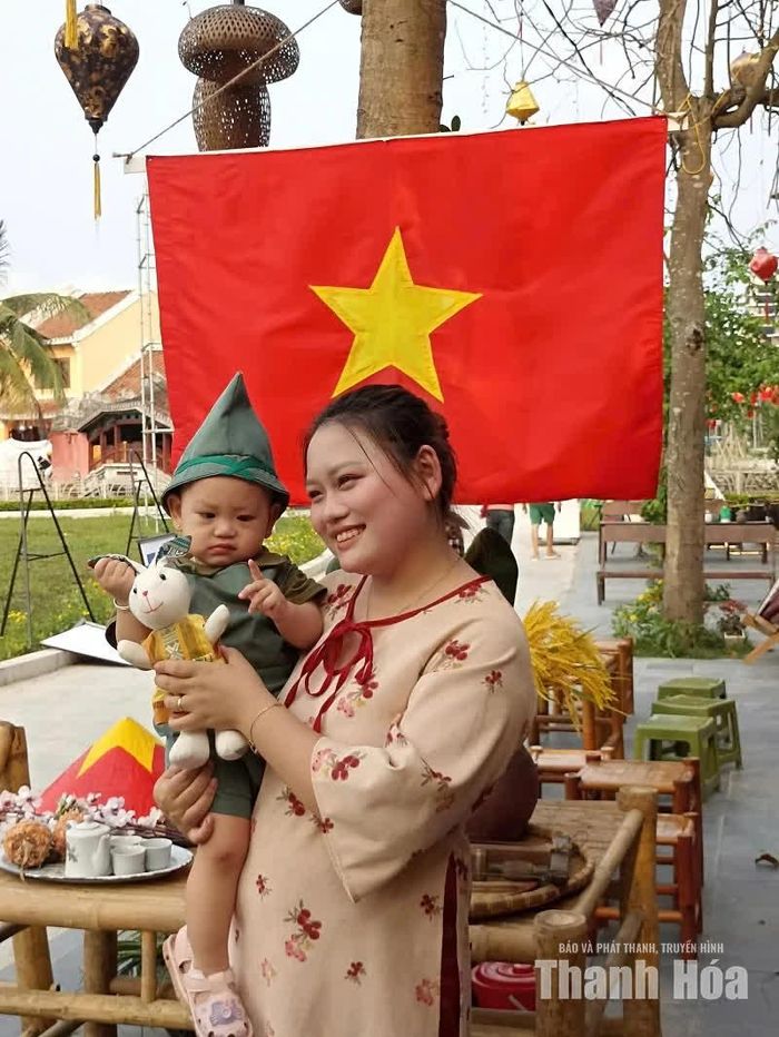 Bé đi chơi Lễ Quốc khánh lần đầu tiên trong đời.