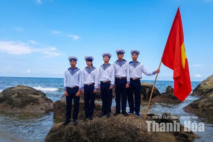 Tuổi trẻ giữ vững ngọn cờ, quyết tâm bảo vệ biển, đảo quê hương.