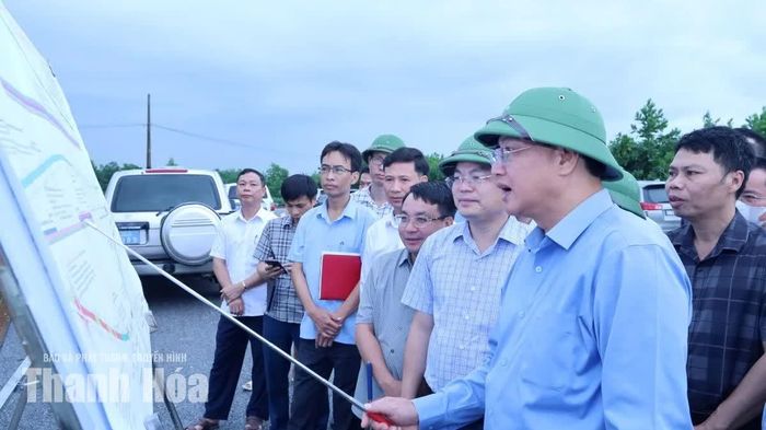 Phó Chủ tịch Thường trực UBND tỉnh Mai Xuân Liêm kiểm tra công tác GPMB và thi công dự án đoạn qua địa bàn xã Tân Ninh.