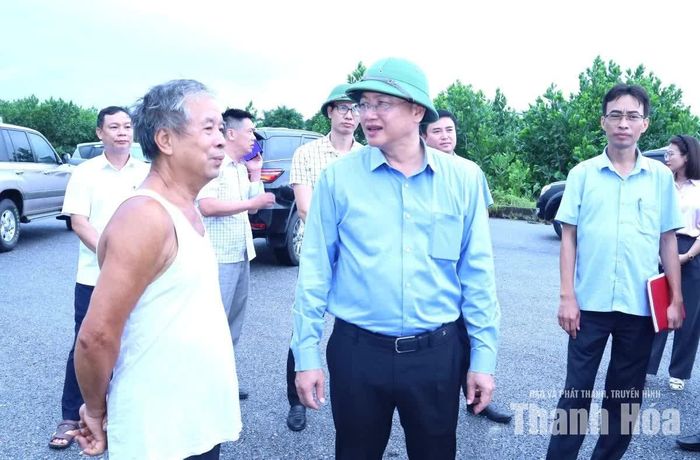Phó Chủ tịch Thường trực UBND tỉnh Mai Xuân Liêm thăm hỏi, trao đổi với hộ dân đã đồng thuận bàn giao mặt bằng sớm cho dự án.