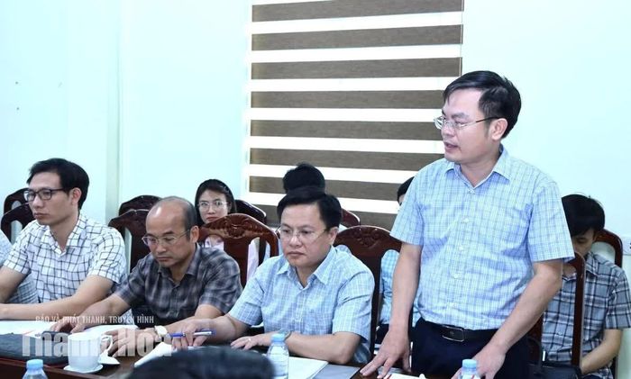 Giám đốc Sở Xây dựng Hoàng Văn Đồng báo cáo tiến độ triển khai dự án.