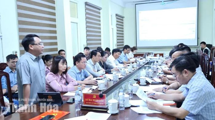 Lãnh đạo xã Tân Ninh báo cáo tình hình GPMB qua địa bàn.