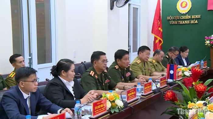 Các đại biểu Hiệp hội CCB tỉnh Hủa Phăn dự hội đàm.