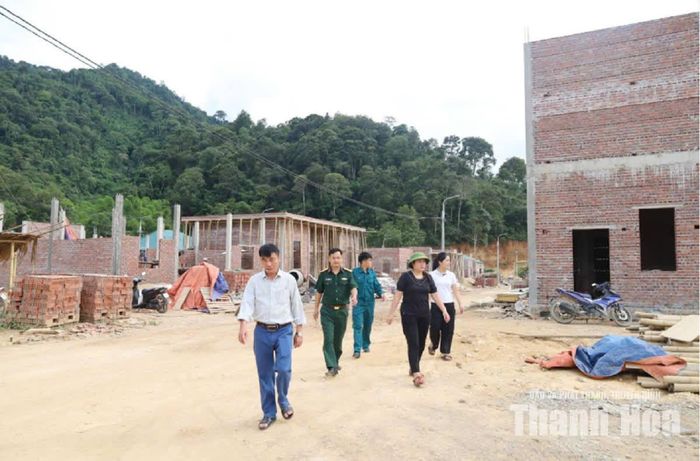 Kiểm tra công tác chằng chống, gia cố nhà ở tại Khu tái định cư Pom Dụng.