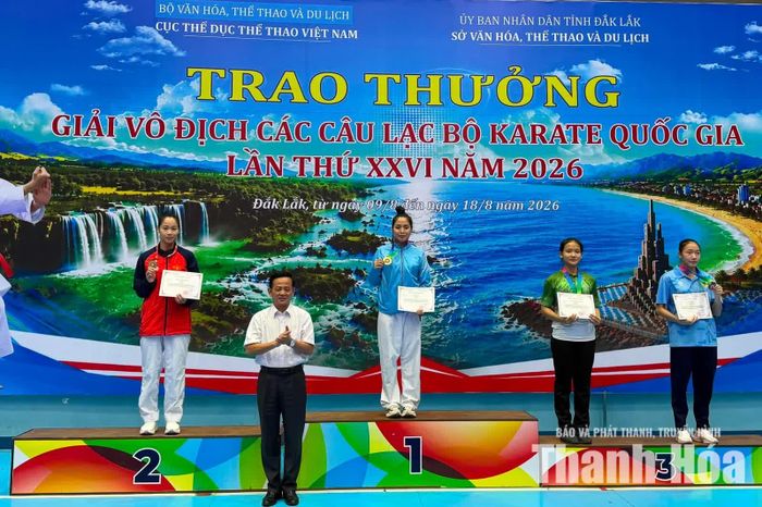 Trương Thị Thương (áo đỏ) giành HCB ở hạng cân 62 kg nữ.