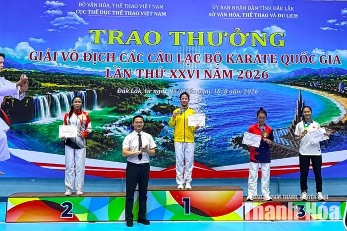 Nguyễn Thị Dung (áo vàng) giành HCV ở hạng cân 56 kg nữ (lứa tuổi trên 18).