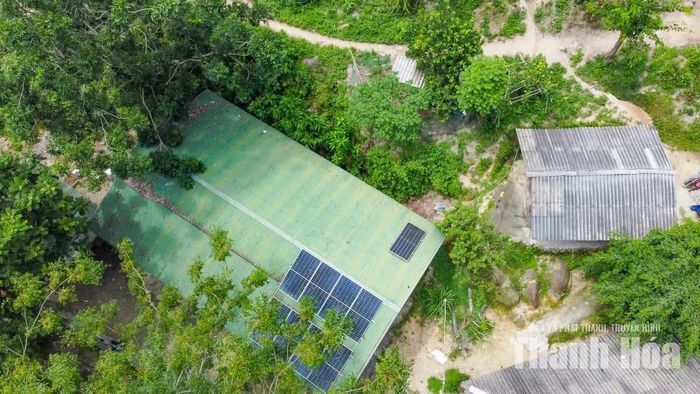Sau nhiều năm chịu tác động của mưa lũ, sạt lở đất, công trình đã xuất hiện nhiều dấu hiệu xuống cấp, tiềm ẩn nguy cơ mất an toàn. Phía sau điểm trường là khu vực từng xảy ra sạt lở, lũ cuốn trôi tài sản của người dân vào năm 2019.