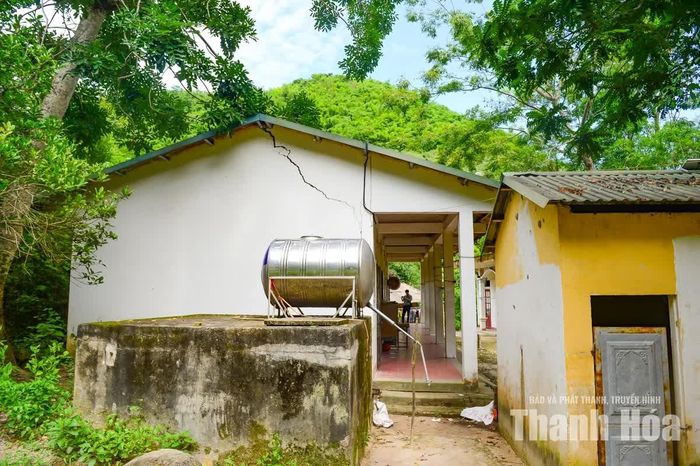 Chủ tịch UBND xã Trung Lý Trần Văn Thắng cho biết, lãnh đạo xã đã nhiều lần vào khu điểm trường lẻ khu suối Tung để khảo sát, nắm tình hình xuống cấp của công trình và tìm phương án xử lý nhằm bảo đảm an toàn cho công tác dạy và học tại điểm trường lẻ này. “Trong trường hợp công trình không thể sửa chữa hoặc chưa bảo đảm an toàn, chúng tôi kiên quyết không để học sinh vào học tại điểm trường đã xuống cấp khi mùa mưa bão đang cận kề, mà sẽ chuyển các em đến các điểm lẻ khác an toàn hơn”, ông Thắng nhấn mạnh.