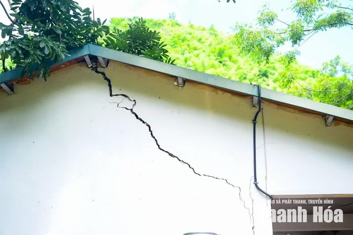 Tại điểm trường lẻ khu suối Tung xuất hiện những vết nứt kéo dài từ chân tường lên phía mái. Theo người dân địa phương, tình trạng xuống cấp của điểm trường được cho là có liên quan đến trận lũ, sạt lở đất năm 2019. Khoảng hai năm trở lại đây, các vết nứt bên hông lớp học ngày càng lớn và kéo dài, có thể do tác động của mưa lũ khiến nền đất, móng công trình bị ảnh hưởng.