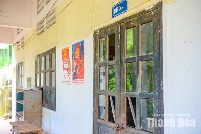Không chỉ tường lớp học xuống cấp, nhiều cánh cửa tại điểm trường cũng hư hỏng, kính vỡ. Một số vị trí không còn bảo đảm an toàn, tiềm ẩn nguy cơ học sinh bị thương nếu sơ ý tiếp xúc với những mảnh kính hoặc phần cửa hư hỏng.