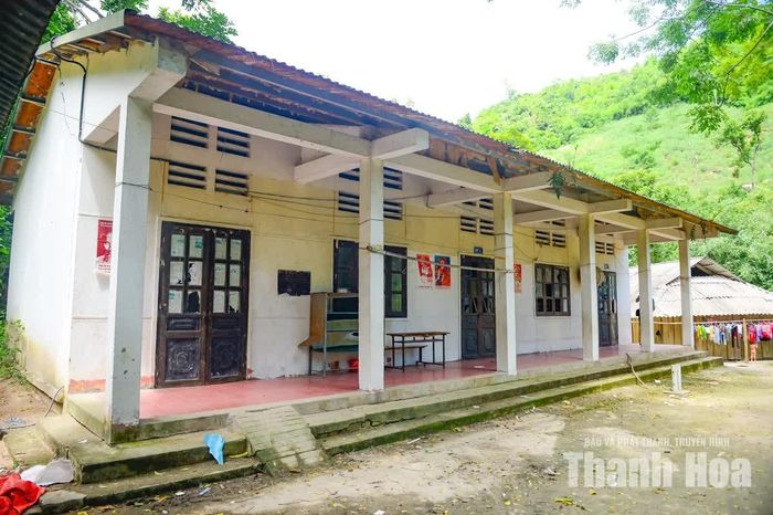 Cô giáo Ngô Thị Lan, Hiệu trưởng Trường Tiểu học Trung Lý 1, cho biết: “Nhà trường đã nắm được thông tin về tình trạng xuống cấp tại điểm trường lẻ khu suối Tung, bản Xa Lao. Hiện chúng tôi đang làm báo cáo gửi lãnh đạo UBND xã Trung Lý, nêu rõ hiện trạng điểm trường lẻ khu suối Tung, đồng thời đề xuất các phương án nhằm bảo đảm an toàn cho học sinh”.