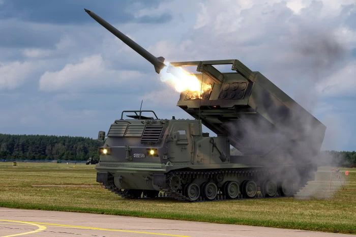 Pháo phản lực phóng loạt M270 MLRS. Ảnh: Mike Mareen.