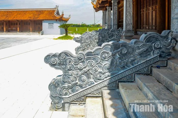 Hoa văn theo phong cách thời Lê được các nghệ nhân chạm khắc tỉ mỉ, góp phần tạo nên vẻ cổ kính, trang nghiêm cho công trình.
