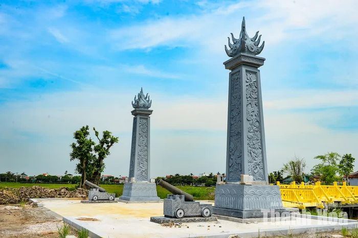 Hai khẩu đại bác đúc bằng gang được phục dựng, bổ sung vào không gian trưng bày ngoài trời.